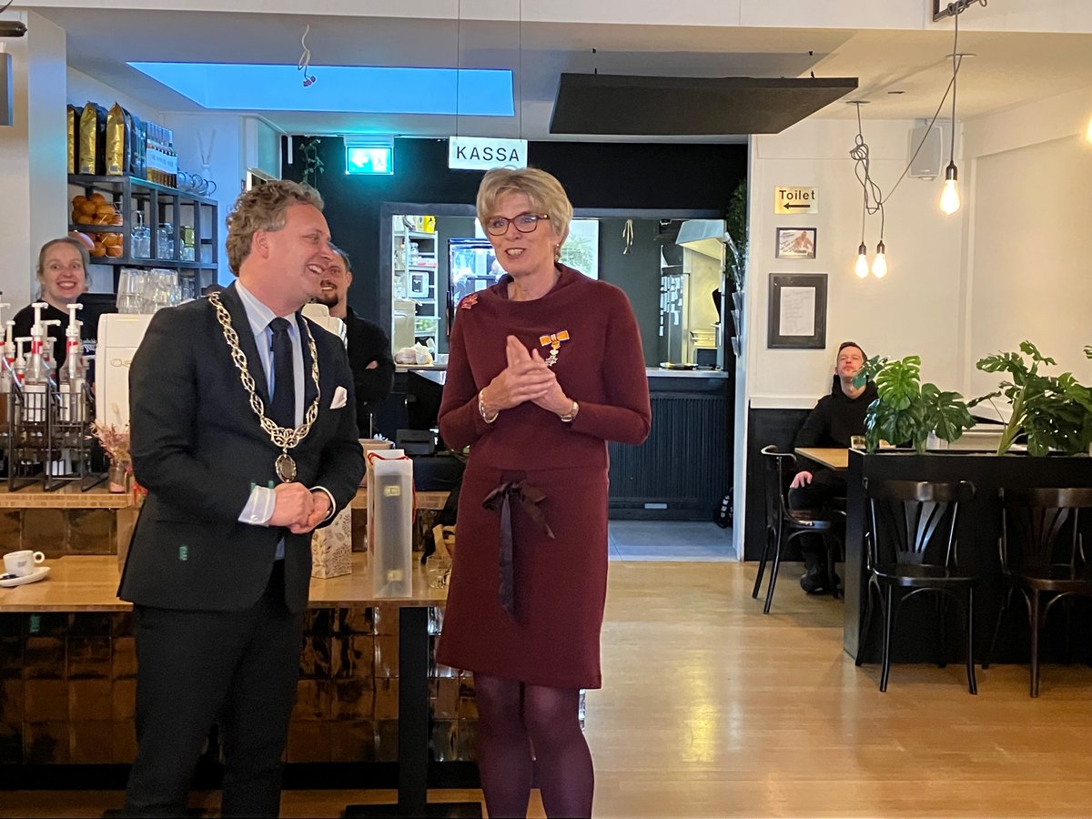 Een heel verdiend lintje voor <a href="/YKamperman/">Yvonne Kamperman</a> ! Echt geweldig en wat een leuke en mooie toespraak van de burgemeester van Gouda. Mooi om hierbij te mogen zijn🥰