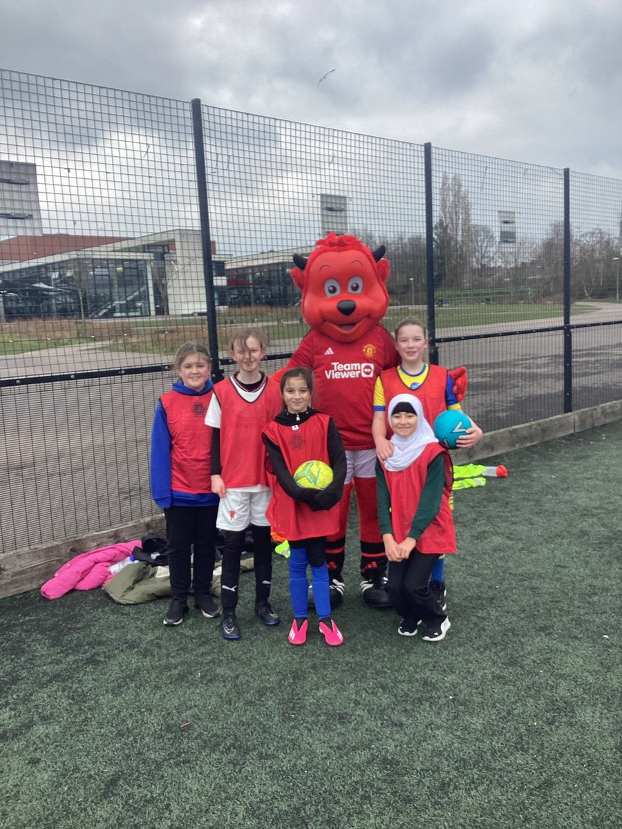 MrKeeganMG's tweet photo. Had a fantastic morning representing @TeamManorGreen with some Y4/5/6 pupils! We took part in a football tournament in association with #LetGirlsPlay All the girls loved taking part and particularly enjoyed meeting Fred the Red! A big thankyou to @tamesidessp for organising! https://t.co/10DJcJs1Or