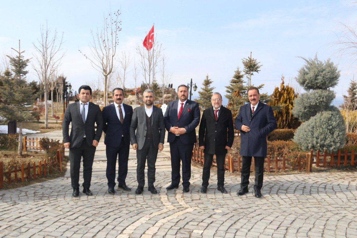 AkEdremit65's tweet photo. İlçe Başkanımız Sn. @OndilKenan bugün Belediye Başkanımız Sn. @ismailsay_ 'ın evsahipliģinde Edremit İlçemize hizmet etme şiarı ile Aday Adayı olan birbirinden kıymetli Adaylarımızla  bir araya geldiler.  #YenidenEdremit
@HalisBayramogl5 @ibrahimkoç
@haliltandogan1 @GuvenSaim65 https://t.co/Q00z6Alnbq