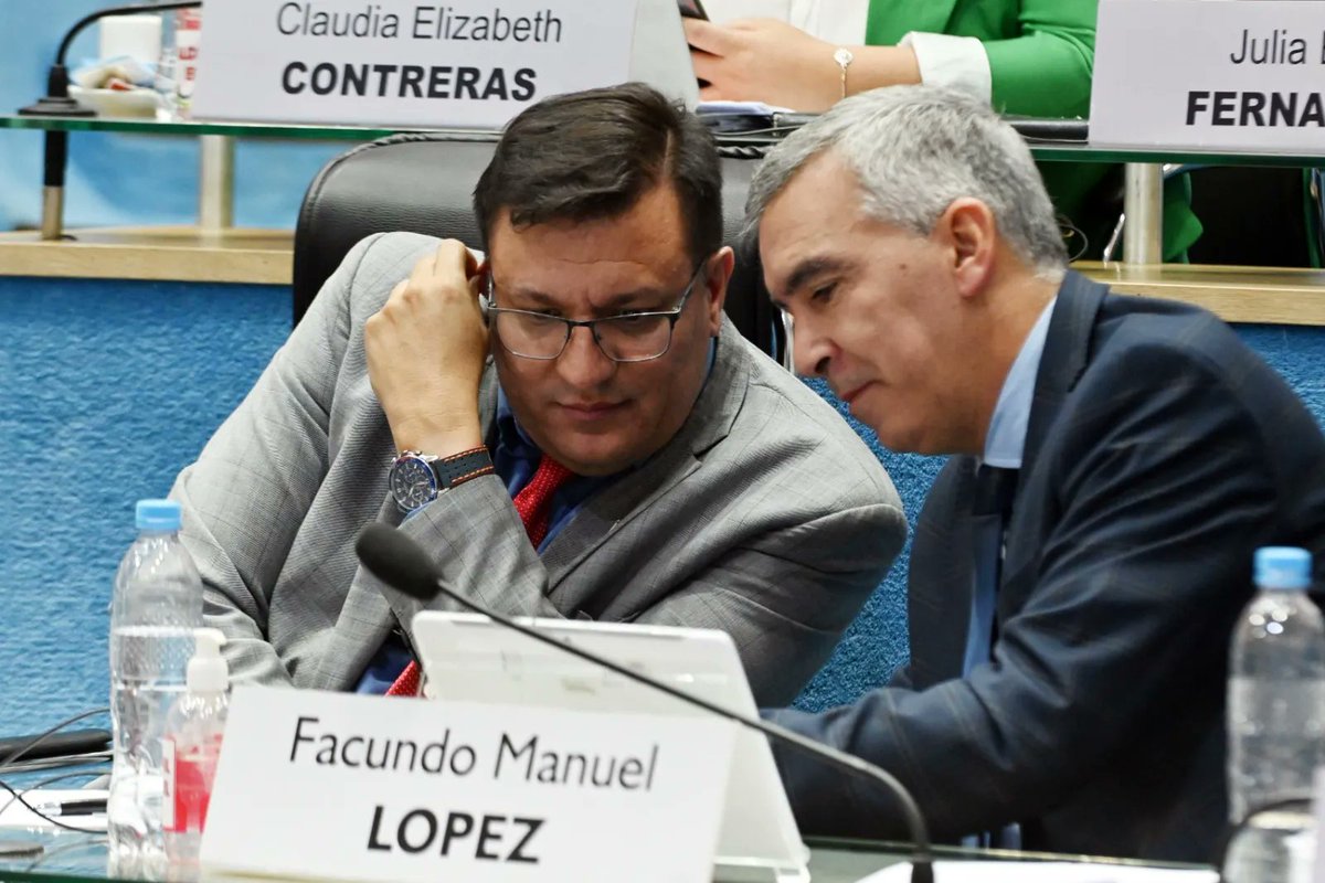 FacundoM_Lopez's tweet photo. Junto a @LucasPicaRN manifestamos nuestro respaldo a las profundas modificaciones al sistema procesal penal y al Código Contravencional que fueron planteadas desde el Poder Ejecutivo. 

Entendemos que estos cambios son necesarios y urgentes. https://t.co/Ukhi1GGjmt