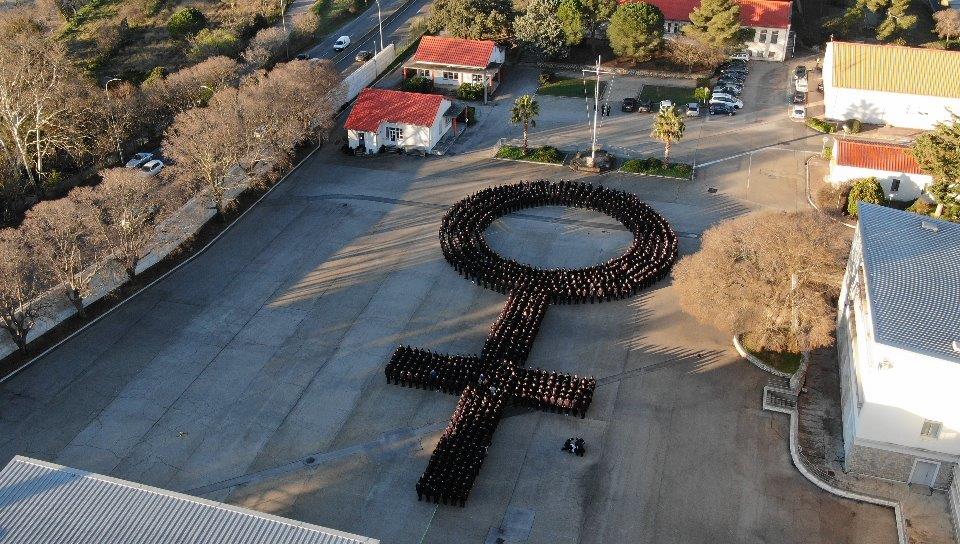 #IlsSontPoliciers | Pour marquer la #JourneeDesDroitsDesFemmes, 1110 élèves policiers de l'école de police de #Nimes ont réalisé cette fresque humaine.