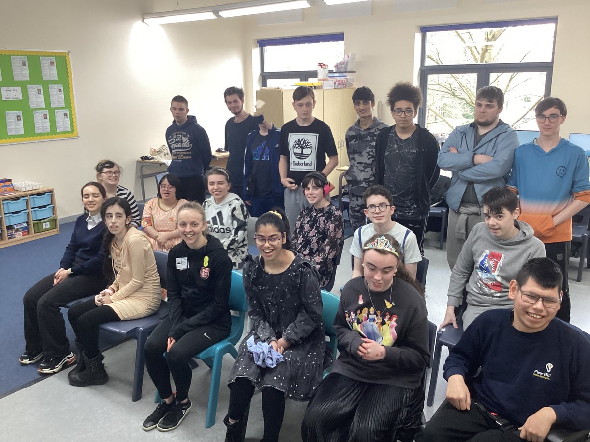 A huge thank you Rebecca @rebeccakemp_92 for coming in today to give our Post 16 students an inspirational presentation about how she has achieved so much success with her football career. Our students were hugely impressed and motivated to succeed themselves. Thank you Rebecca!