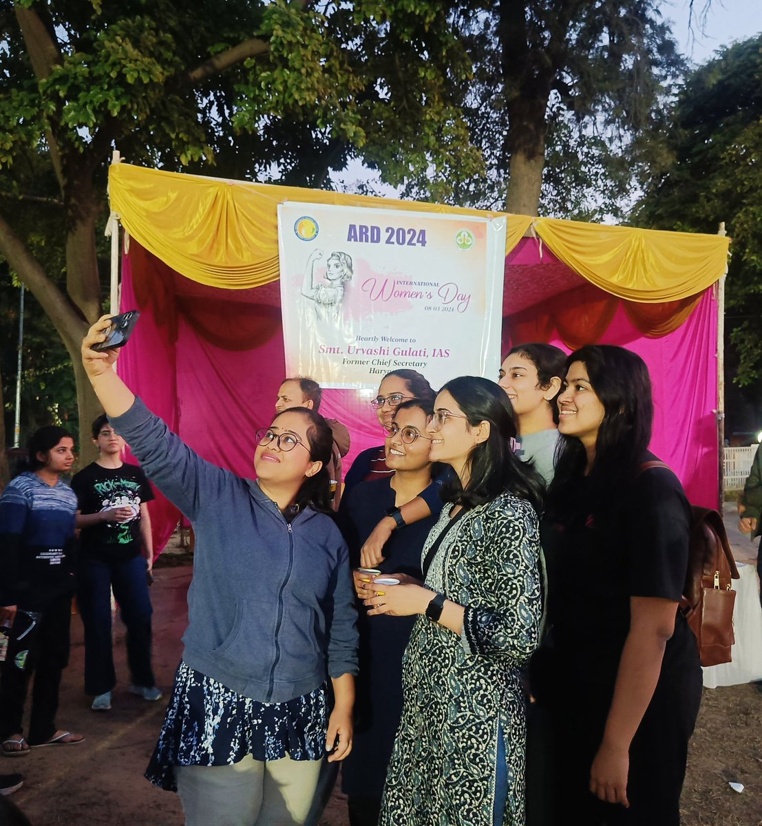 arpitabhatt119's tweet photo. Wishing everyone a very happy women's day. 
This year let's invest in different activities and grow together ! 
Did some pottery today at PGIMER, Chandigarh.

Thank you @ArdPgimer for organising the event. 
Also, got to meet Urvashi Gulati mam, former chief secretary, Haryana. https://t.co/1vOZaQyHDv