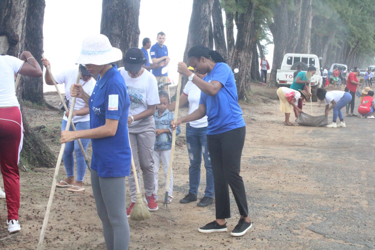 IOM_Madagascar's tweet image. Let's celebrate International Women's Day !🌸Cleaning MANAKARA beach in collaboration with the Department of Population and Solidarity, raising awareness on coastal preservation. Thanks to the dedicated women of MANAKARA!💚 #internationalwomensday #womenforenvironment #WomensDay