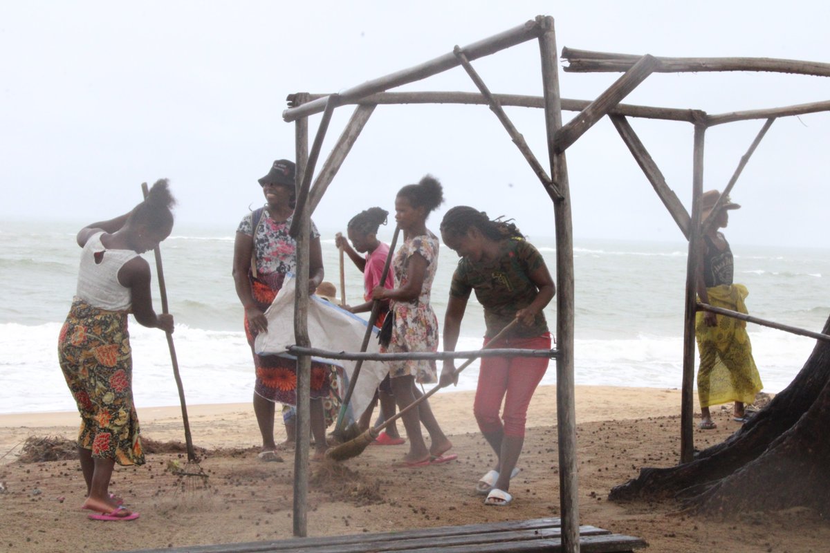IOM_Madagascar's tweet image. Let's celebrate International Women's Day !🌸Cleaning MANAKARA beach in collaboration with the Department of Population and Solidarity, raising awareness on coastal preservation. Thanks to the dedicated women of MANAKARA!💚 #internationalwomensday #womenforenvironment #WomensDay