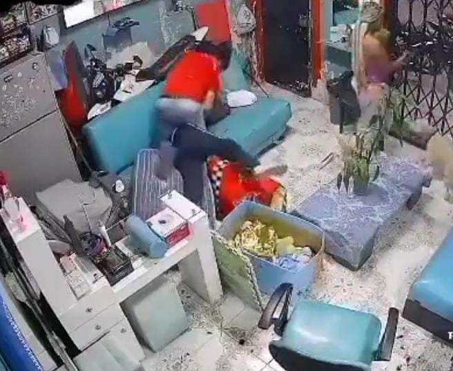 INFORMAMOS ||

Sobre un video que circula en redes sociales, donde se observa la agresión física a un adolescente por parte de su progenitor en #GYE. <a href="/PoliciaEcuador/">Policía Ecuador</a> se activó inmediatamente para recabar información, receptó la denuncia de la madre biológica y nuestras unidades