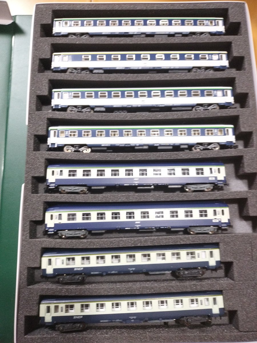 GaredeCornavin's tweet photo. こちらは、EP4のSNCFのVoiture couchettes。
Corail VU (Piko,logo encadre)4両、UIC-Y B9c9 (Minitrix,logn encadre)2両、DEV/AO B9c9 (Arnold, logo nouille)2両。UIC-YにはParis→Evian aux les bain 行きのRapideで乗った。
#SNCF
#VoitureCorail
#spurN
#echelleN
#欧州型Nゲージ https://t.co/Kw9cQanlT1