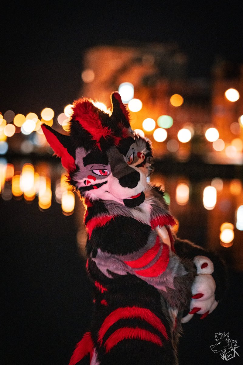 Come stand with me at the pier. Beautiful night shot at #NFC2024 📸: @fur_nerox 👔: @kigurumikagetsu #FursuitFriday
