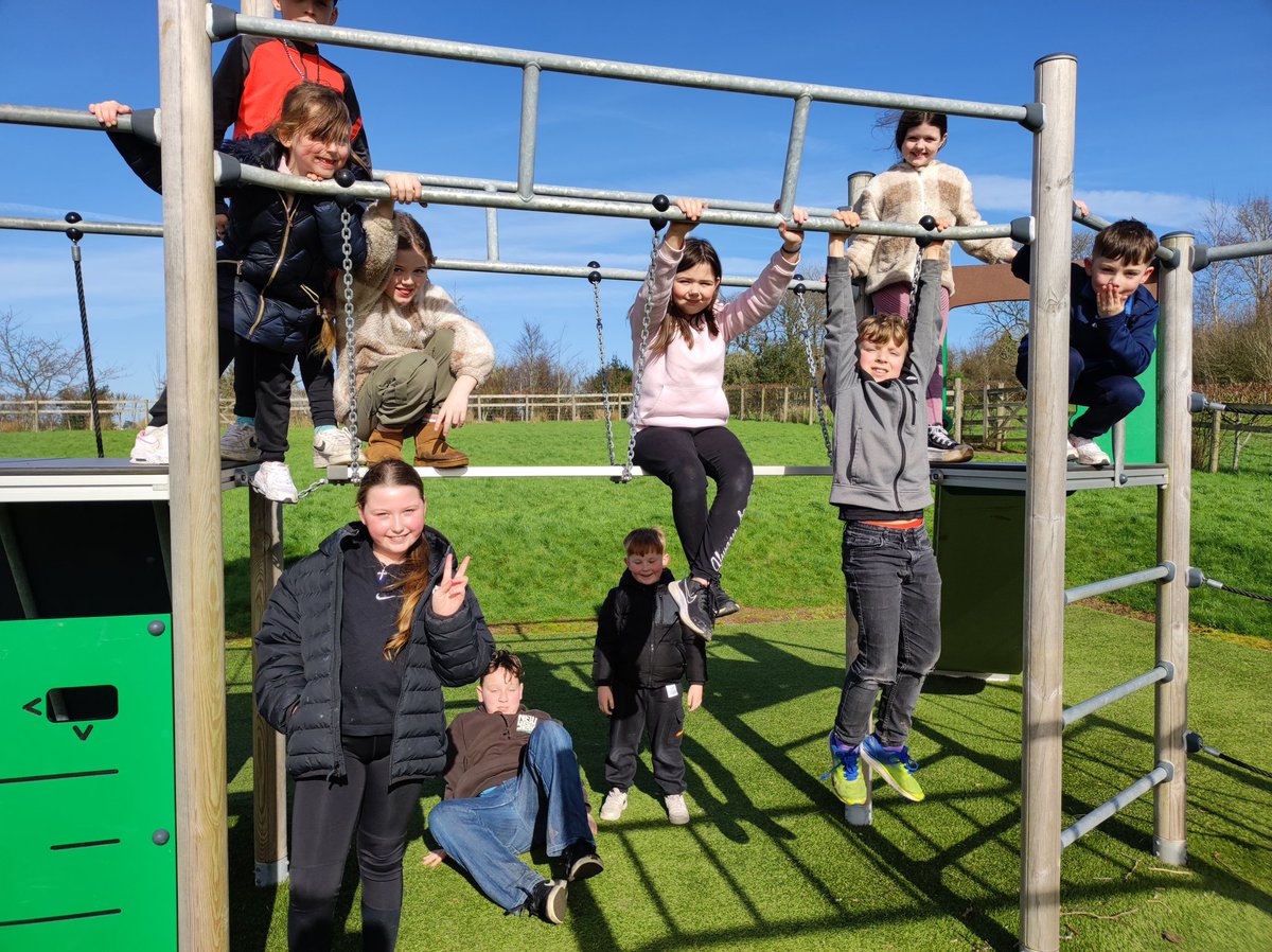 MiniExplorersPD's tweet image. Blowing the cobwebs away and enjoying the sunshine 🌞 with our #ServiceChildren group at East Williamstown Park and Nature Trail #forcesfamily @SSCECymru #healthyconfidentindividuals 😊 @PDCSPrimary