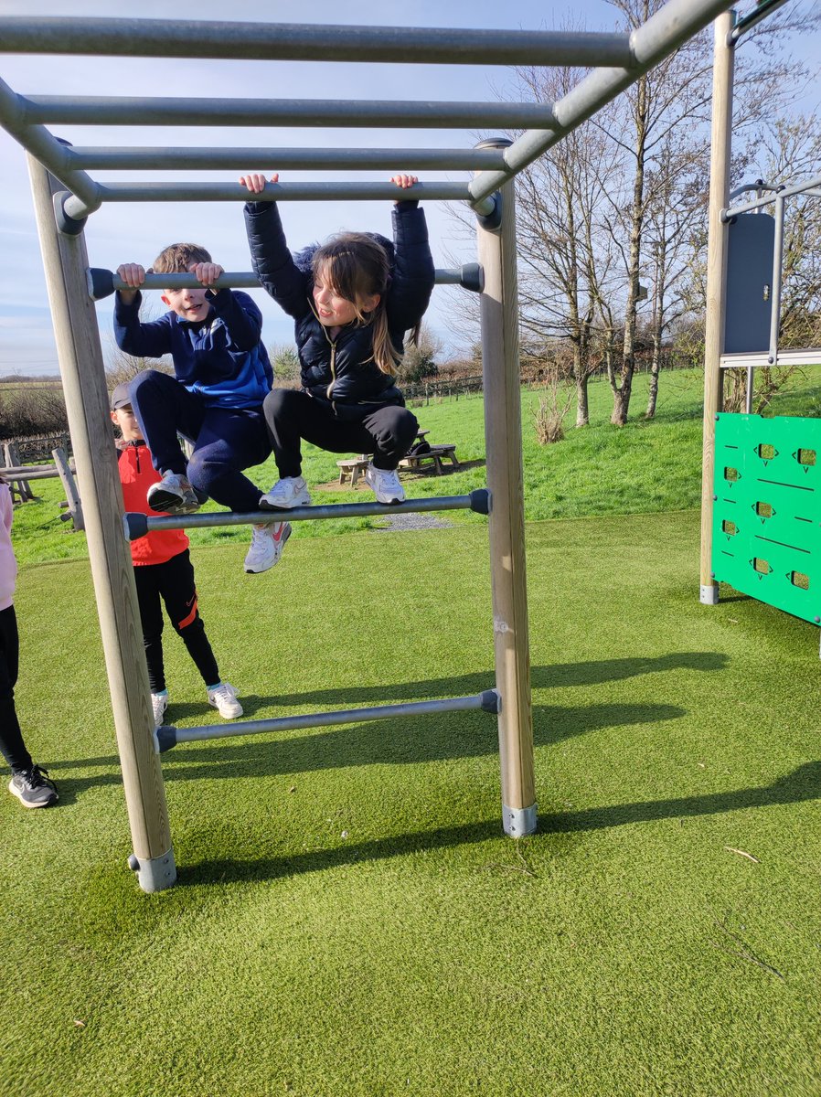 MiniExplorersPD's tweet image. Blowing the cobwebs away and enjoying the sunshine 🌞 with our #ServiceChildren group at East Williamstown Park and Nature Trail #forcesfamily @SSCECymru #healthyconfidentindividuals 😊 @PDCSPrimary