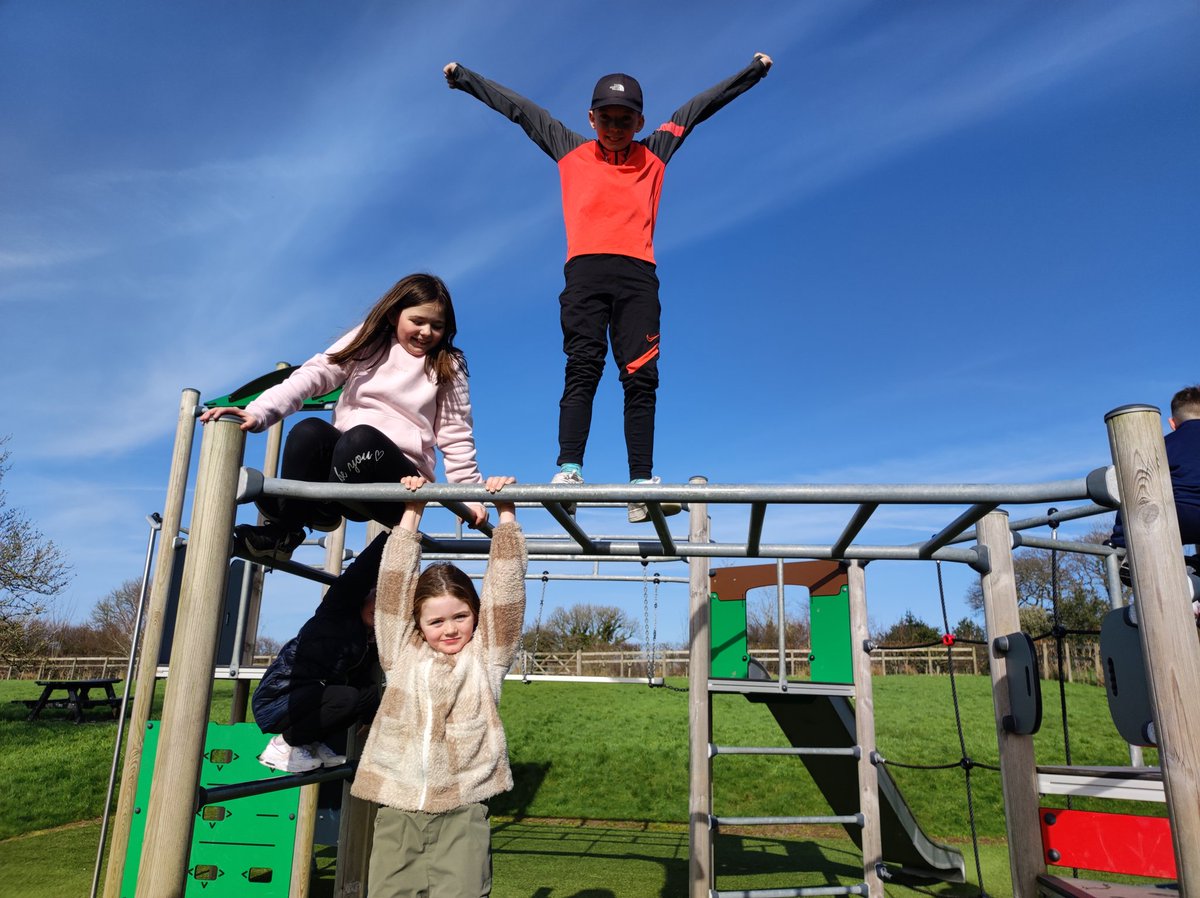 MiniExplorersPD's tweet image. Blowing the cobwebs away and enjoying the sunshine 🌞 with our #ServiceChildren group at East Williamstown Park and Nature Trail #forcesfamily @SSCECymru #healthyconfidentindividuals 😊 @PDCSPrimary