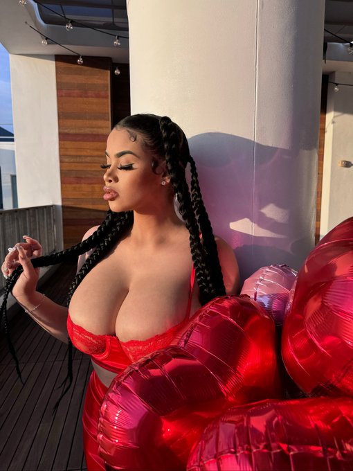 do u like my international women's day outfit ?? ( I will take it off later 😏 ) https://t.co/lUCnqeq