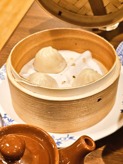 今日は秋葉原atre2五階にオープンしたバーミヤンに、開店11時スタートダッシュ入店。
8人で27000円使った。 