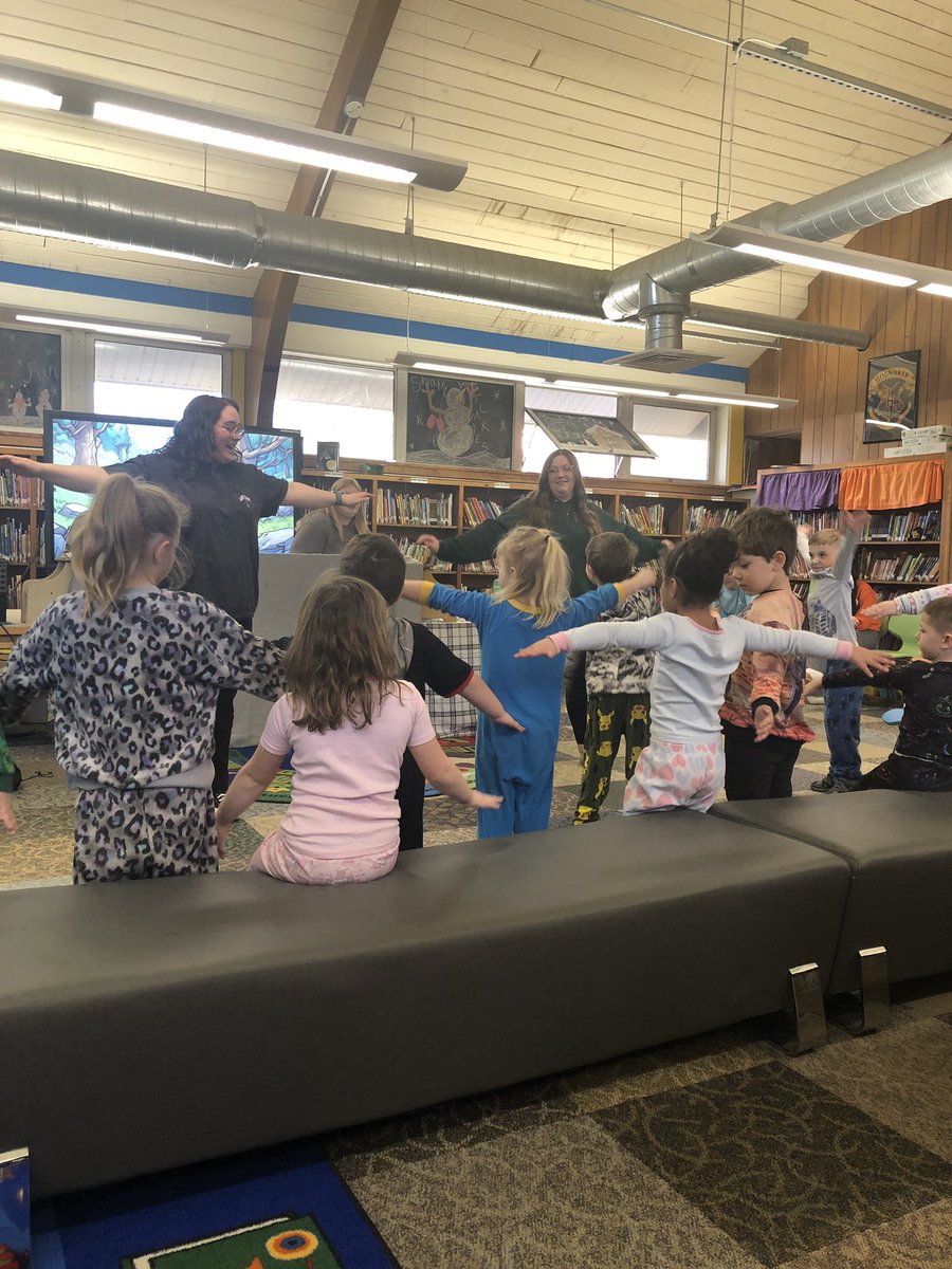 principaldupree's tweet image. Our New Vision Education students are teaching our St. Joe’s elementary children about self-discipline (character trait of the month). They presented stories through puppet shows in our library.
Thank you to our amazing seniors!❤️