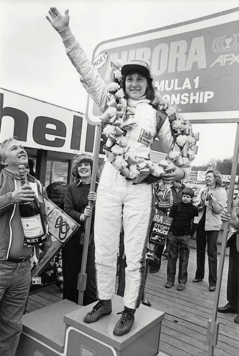 HILO COMPLETO

Día Internacional de la Mujer: Mujeres piloto de F1

1- Desiré Wilson

Ha sido la única mujer en ganar una carrera de F1

Ganó en Brands Hatch en 1980. El autodromo tiene una tribuna con su nombre para recordar su victoria

Desiré era piloto del equipo Williams