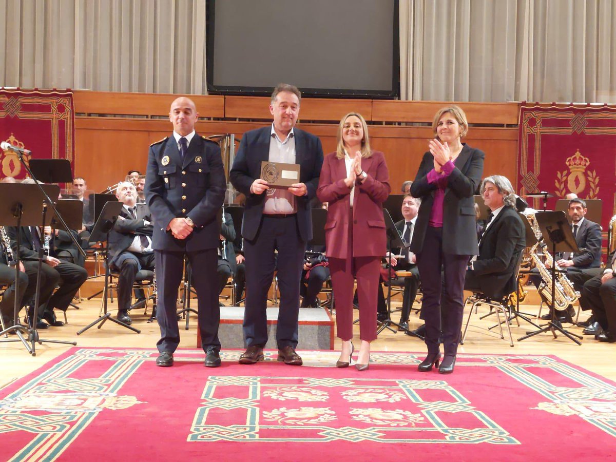 Muy agradecidos por el reconocimiento recibido hoy por <a href="/BomberosGranada/">Bomberos Granada</a> en el acto de entrega de honores y distinciones con motivo de la celebración de su Patrón, San Juan de Dios. 
Gracias de corazón ☺️