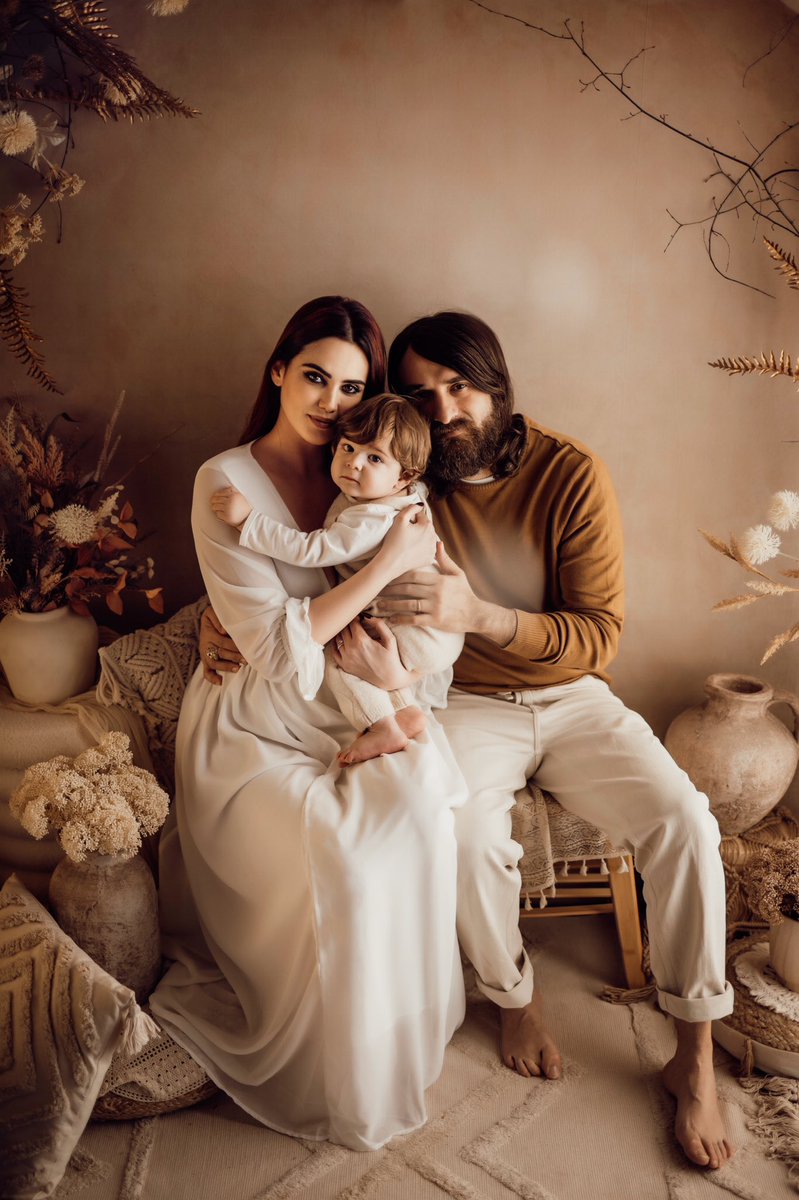 Uno scatto che racchiude tutto il nostro amore per Ludovico e la gratitudine per la nostra meravigliosa famiglia. Grazie @cristian_papaleo per aver catturato questo momento prezioso. 📸❤️👪