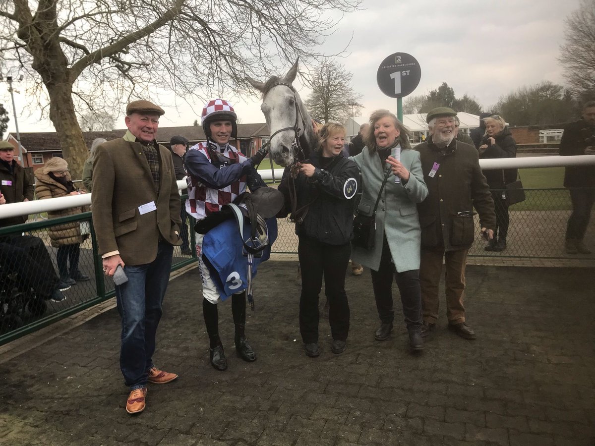 Royal Mer wins for the third time over fences this season @LeicesterRaces under @CobdenHarry . Nice performance and well done to owner @sutto821 🥇#35