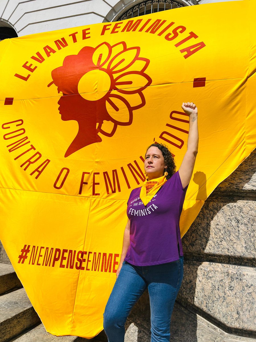 #NemPenseEmMeMatar

🌻 O nosso 8 de março começou nas escadarias da Câmara Municipal do Rio, com o amanhecer do @LevanteFem denunciando o feminicídio, lesbocídio e transfeminicídio. 

E seguiremos durante o dia ocupando as ruas contra o machismo, o racismo, contra todas as formas