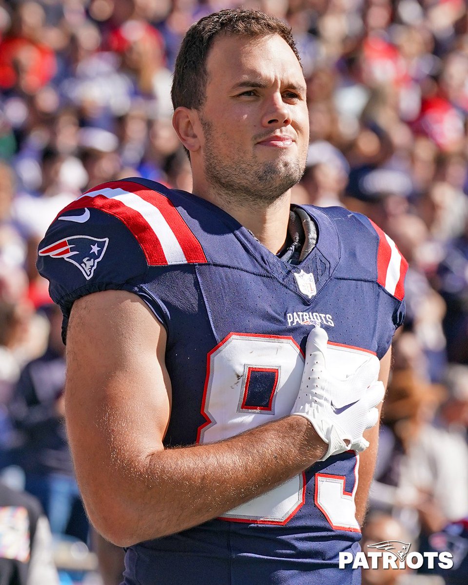 Patriots's tweet photo. Report: Patriots re-sign standout TE Hunter Henry: https://t.co/jeWb7I96eN https://t.co/AKytRSTSFY