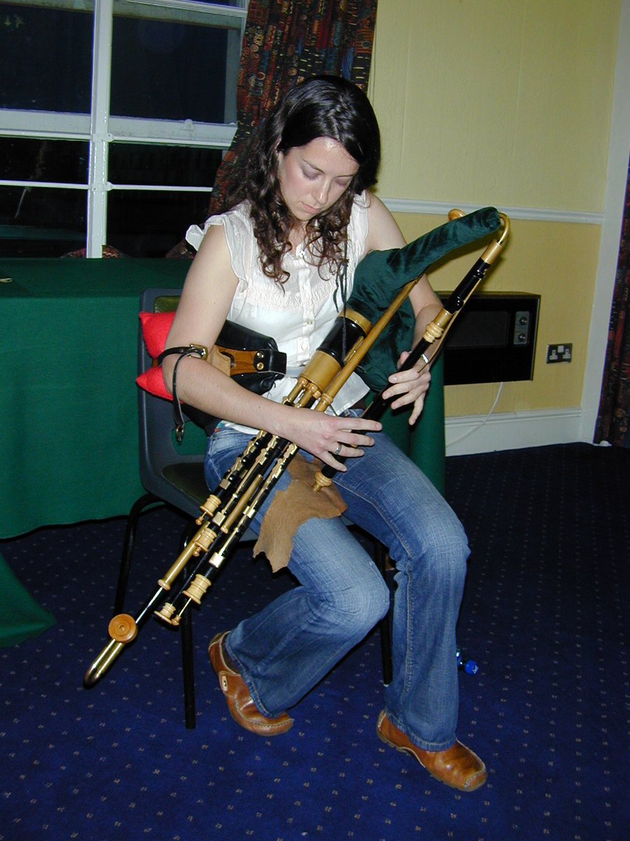 Happy International Women's Day 2024! To celebrate the many wonderful women pipers within the uilleann piping tradition, we thought we would have a we browse through our archive and pick out a few photos for you all!

#napiobairi #uilleann #sharingthesound #IWD2024