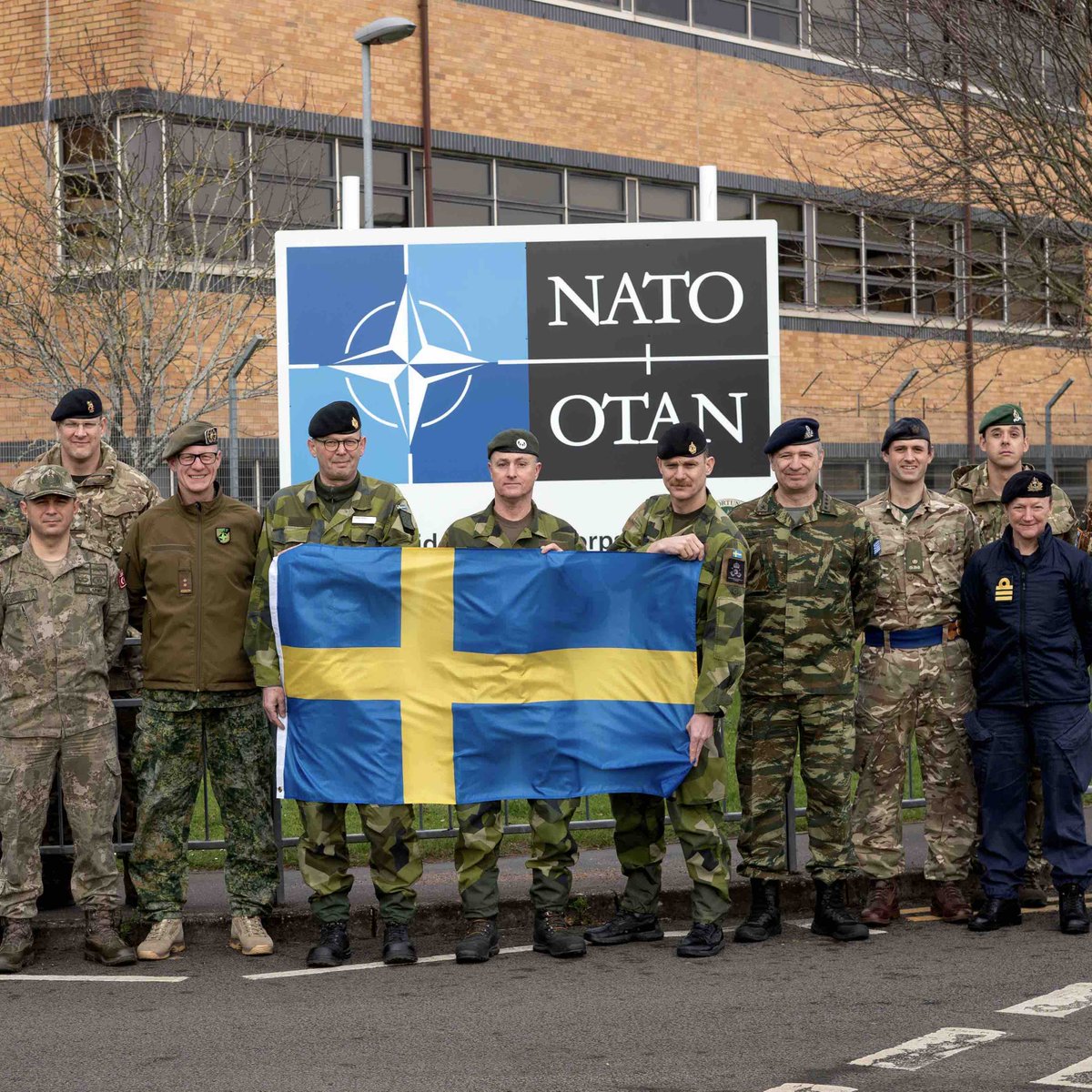 Today, hours after joining the Alliance we celebrated alongside members of the Swedish 🇸🇪 Armed Forces who were visiting our HQ. Joining #NATO is a new chapter in a friendship that has been present for many years. We are definitely #StrongerTogether