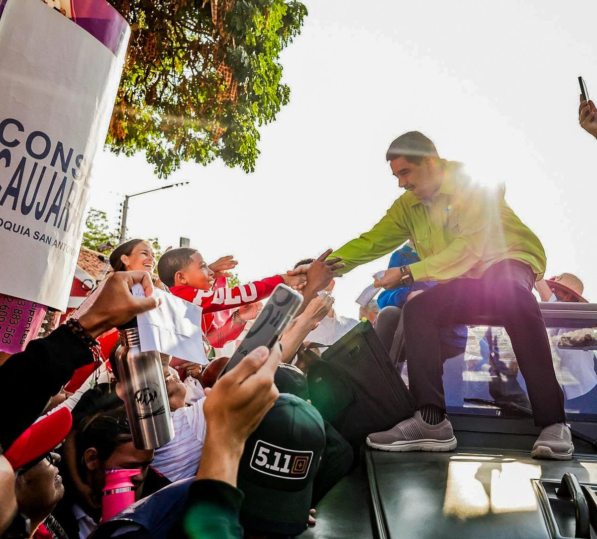 Cuando llegué a Coro me sorprendió el hermoso recibimiento del pueblo, como cuando se recibe a un hijo. Pueblo que desbordó las calles, los saludé, recibí todo su amor, estuve recogiendo los papelitos y sus propuestas. No es inteligencia artificial, es el pueblo de verdad, firme