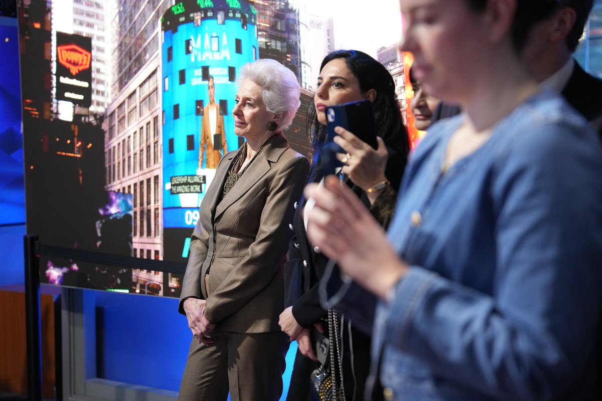 Proud to ring the bell at @Nasdaq in honor of all women worldwide! Happy International Women’s Day!🌷 #womenshistorymonth