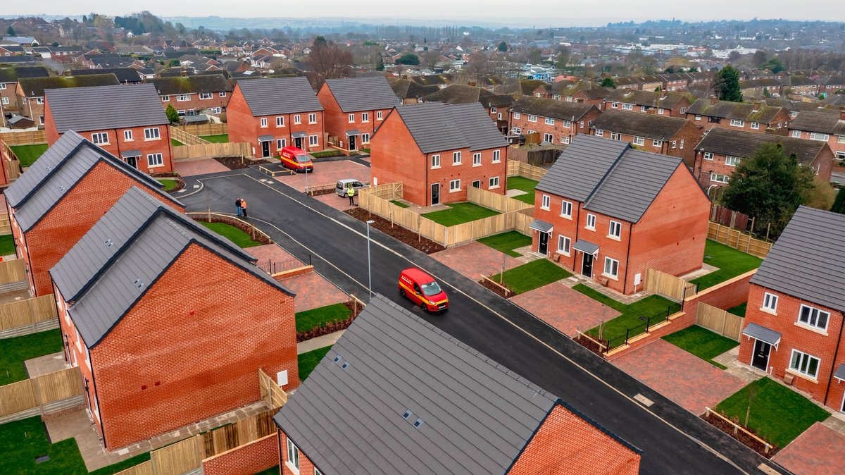 Recently, @LindumGroup handed over 34 new, affordable family homes to @ADCAshfield Council!👏 They were appointed as the lead contractor for this project through our Medium Works Framework, which allowed for early engagement with the council. More info: pagabo.co.uk/news/lindum-gr…