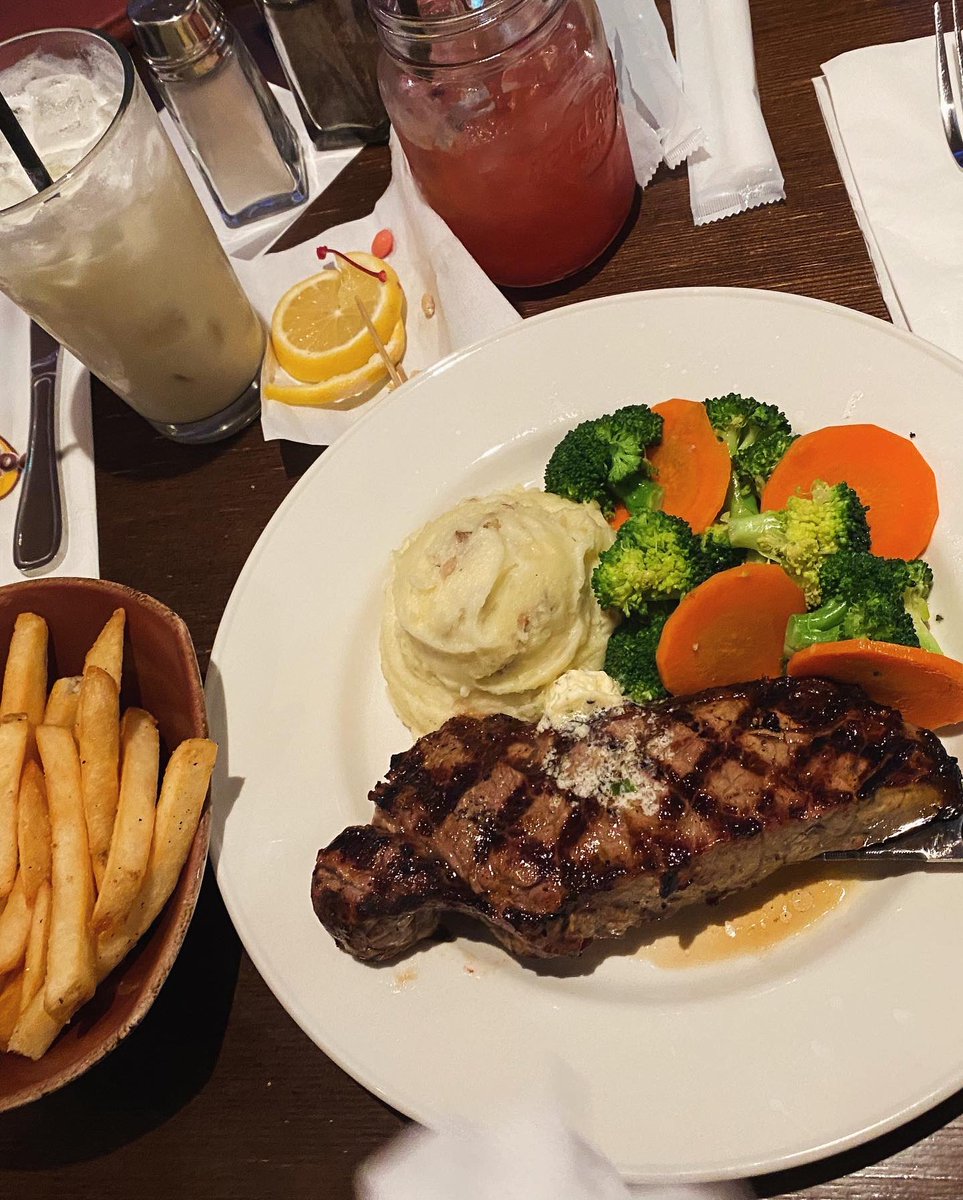 megg410's tweet photo. 初めて娘と上野のハードロックカフェ行ったら大喜び。

『何食べたい？』って聞いたら『ステーキ！！』って言うのでレア気味のステーキをもぐもぐ食らう肉食母娘。

スタッフのお兄さんに話しかけてもらってステッカーまでいただいてすっかりハードロックカフェラブになったようだ♡ https://t.co/d8wgQURUYE