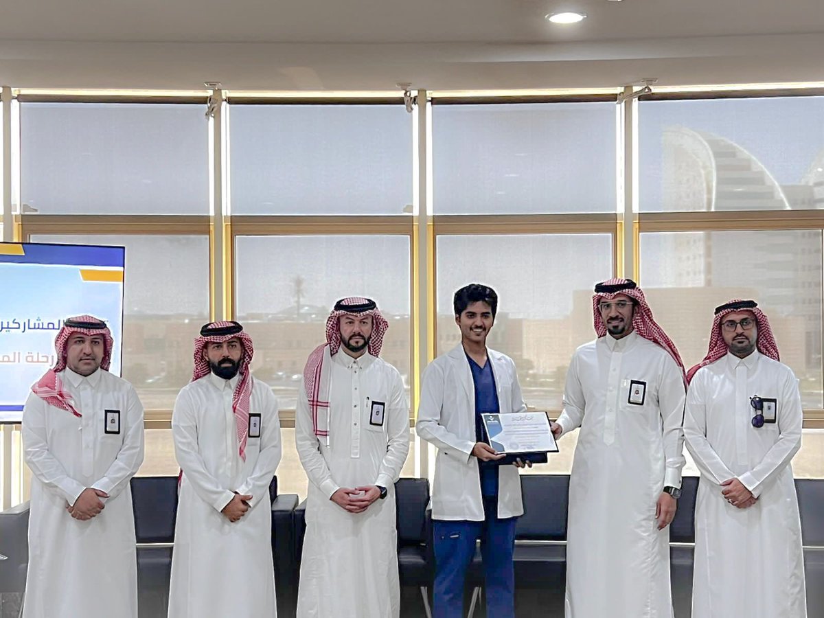 cams_nu's tweet photo. كرّم عميد الكلية الدكتور عادل الشهراني وبحضور وكيل الكلية للتطوير والجودة ورؤساء الأقسام؛ طلبة الكلية المشاركين في فعاليتي رحلة المستقبل مع طويق و المعرض المصاحب لكرنفال يوم التأسيس.
حيث شكر العميد جهود الطلبة في مشاركاتهم المميزة وعطائهم السخي الذي انعكس على نجاح الفعاليتين✨ https://t.co/DIxetY3klZ