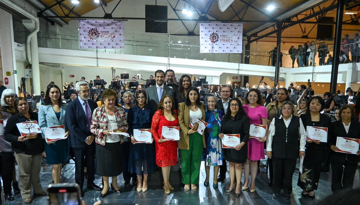 JuanMacciseOfi's tweet photo. En conmemoración al #DíaInternacionalDeLaMujer, y junto a la Presidenta del @DIFToluca, asistimos al concierto y entrega de galardones “Mujer, Tejedora de Lazos de Unión”, un homenaje a las aportaciones de las toluqueñas quienes son un  pilar importante de nuestra ciudad. (1/2) https://t.co/8T1m0mfJ6U