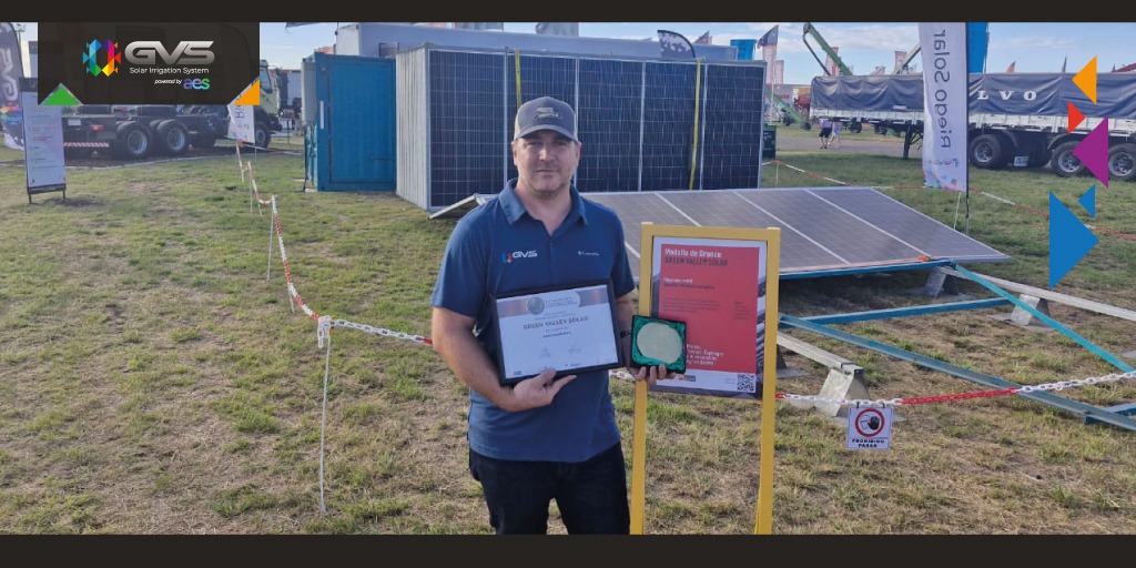 GvsSolar's tweet image. 🏅 ¡𝑭𝒆𝒍𝒊𝒄𝒆𝒔 𝒑𝒐𝒓 𝒆𝒔𝒕𝒆 𝒓𝒆𝒄𝒐𝒏𝒐𝒄𝒊𝒎𝒊𝒆𝒏𝒕𝒐! 🏅

Matias Cortada, CEO de GVS, recibió la Medalla de Bronce y una mención especial en la categoría “Energías renovables y eficiencia energética” en el Premio Ternium Expoagro 2023 a la Innovación Agroindustrial.