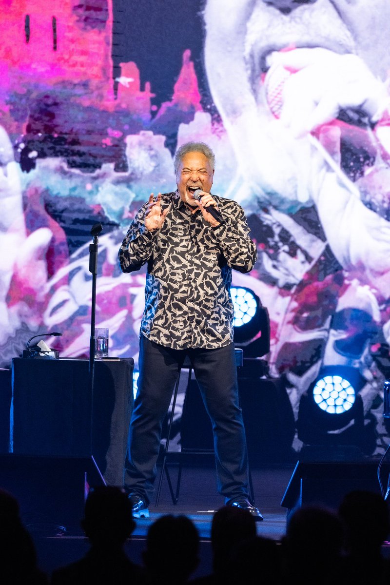 RealSirTomJones's tweet photo. Thank you Jakarta, you were magnificent! 🎉✨🎟️
#indonesia #worldtour #agesandstages 
📸 @temgmt @pkentertainment https://t.co/vBHSj8VtAq