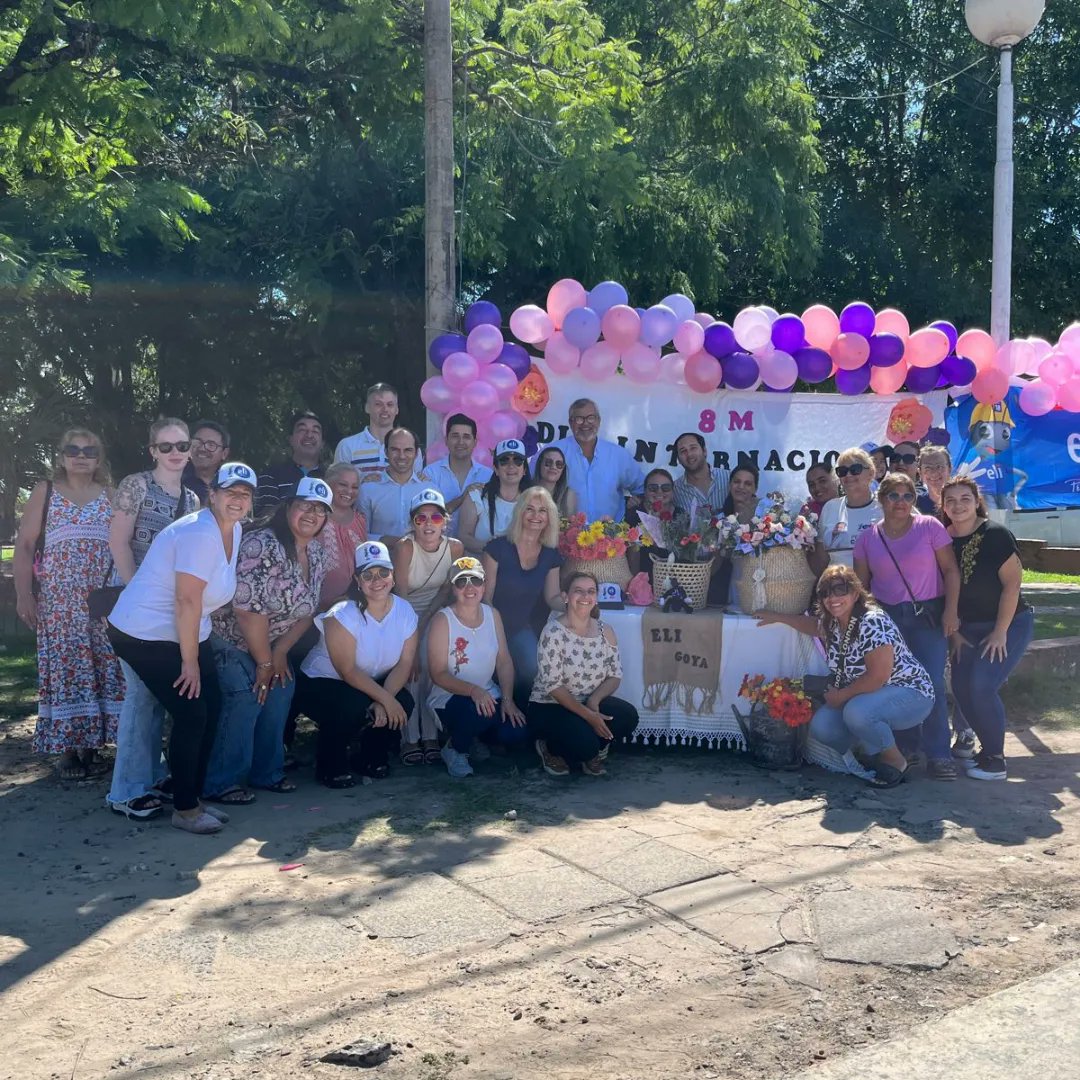 Hoy, nosotros los de <a href="/eli/">Eli</a>.goyactes, estuvimos entregando rosas en varios lugares de la ciudad para celebrar el Día de la Mujer. 

Agradecemos a todos por el gran esfuerzo que lograron realizar. 🐜🙌🏻💪