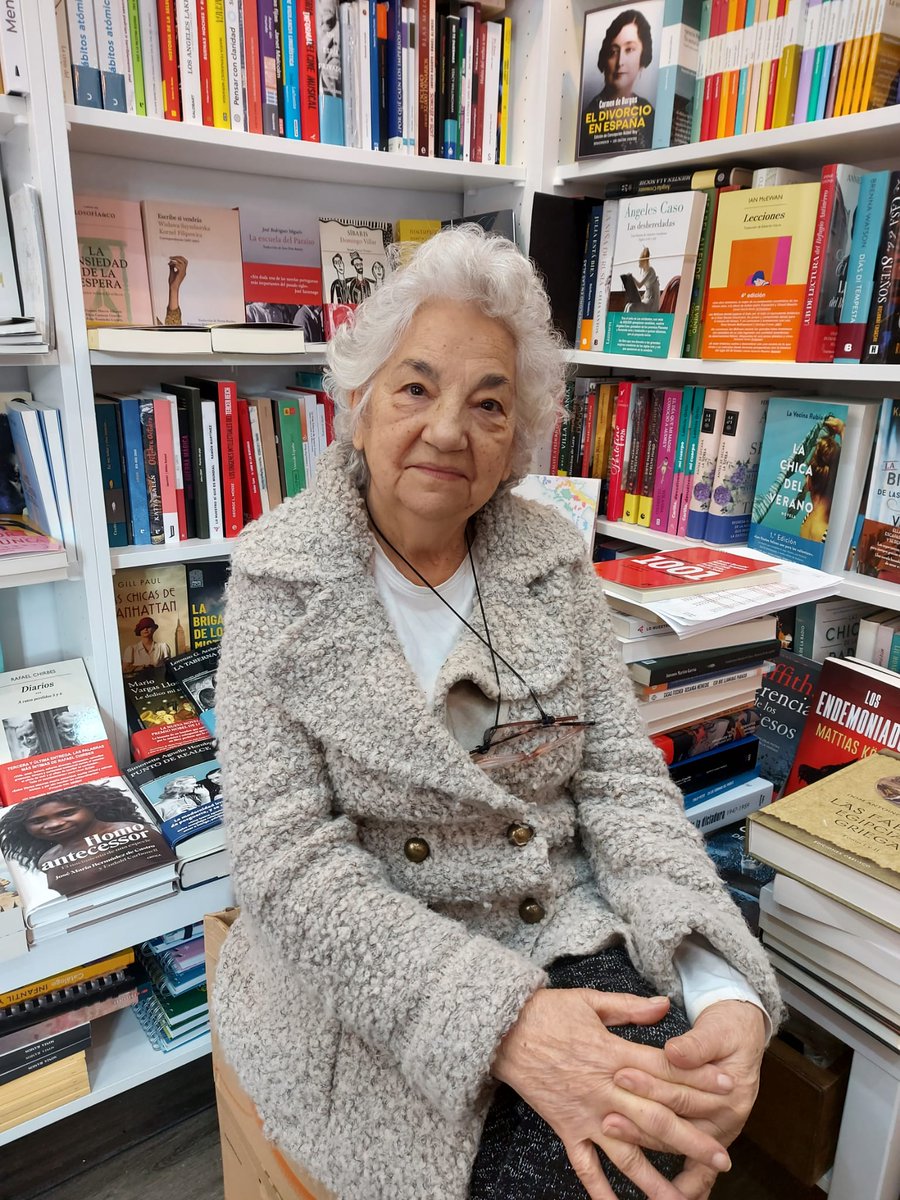 libreriasmadrid's tweet photo. Hoy, #8M, hemos querido homenajear a Teresa de Pablo, nuestra librera nonagenaria, alma de @LibreriaReno y #PremioLeyenda 2023.

https://t.co/hmrii7xyfq https://t.co/7tyILkIiWv