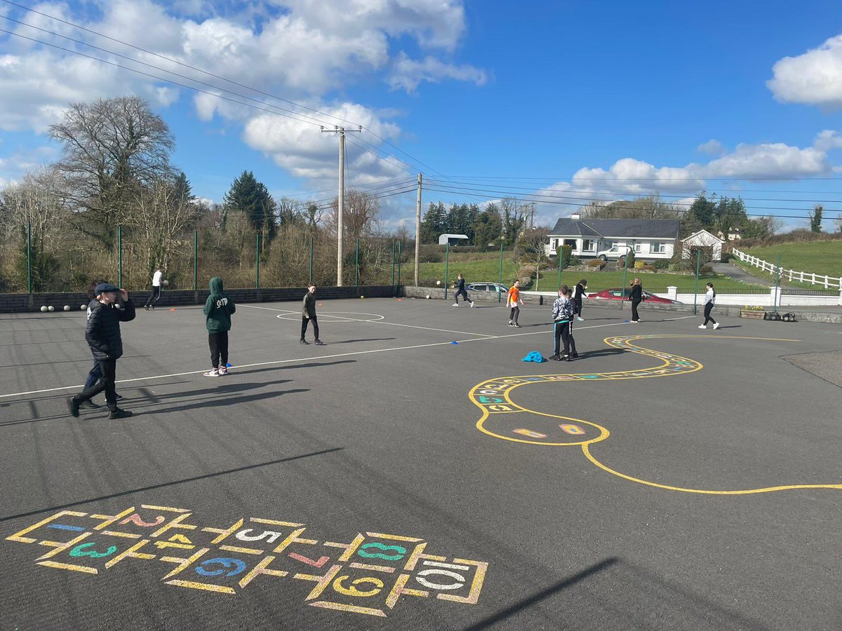 Club Development Officer Tadhg have a great session with the 5th & 6th class pupils in Corrigeenroe National School yesterday! 
A fabulous day for it too! 
#connachtcdo