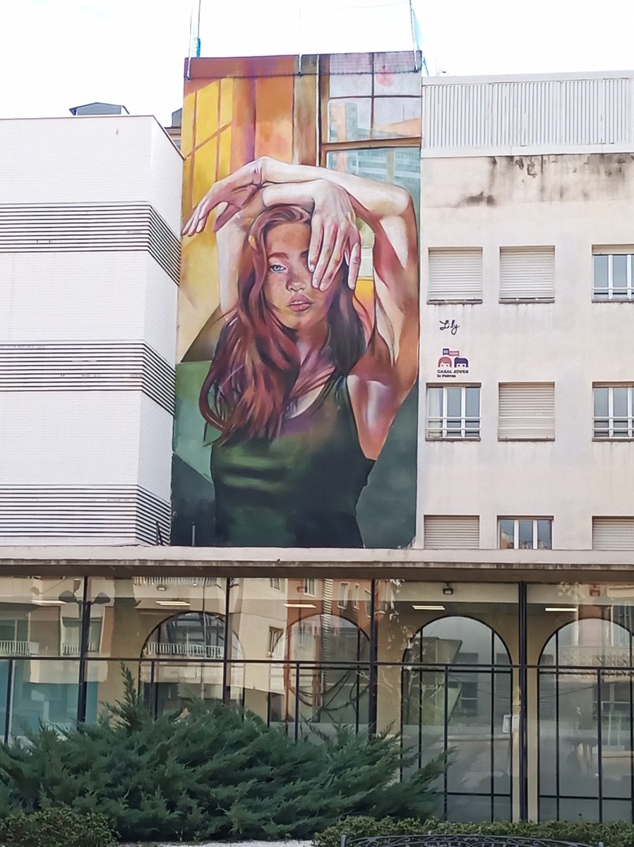 Beautiful and powerful mural dedicated to the youth and its empowerment, by Lily Brick from Juneda (Lleida). #StreetArt in Reus, C/ St Joan (Tarragona) @LilyStreetArt