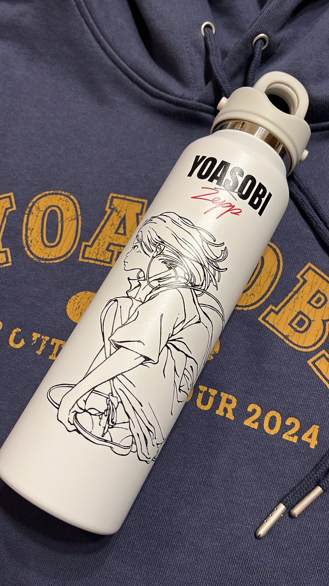_______ao_____'s tweet photo. #YOASOBIPOPOUTツアー
近すぎて迫力すごかった〜〜〜！
ikuraの音楽の話、共感しすぎて感動した。
グラウラーボトル売切れ寸前で買えてよかった🥺
パーカーも可愛くて大満足✌️🤍
ミスチルのアリーナツアー発表もあったし、今日は良き日だ🌼
#YOASOBI https://t.co/01IbK6Zlwz