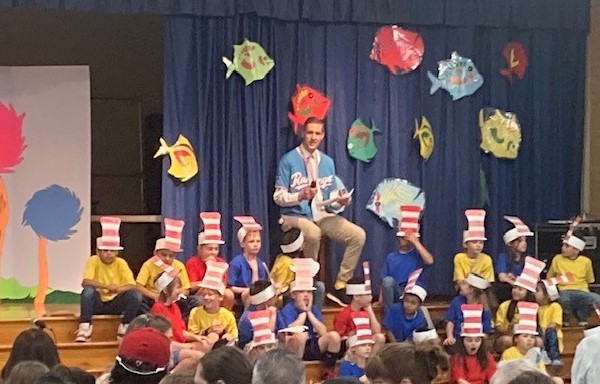 RedlandOaksES's tweet image. @RedlandOaksES had our annual performance of &apos;Seussical the Musical&apos; presented by our 2nd graders. A really fun evening with our community. 🦝 @NEISD  #neisd