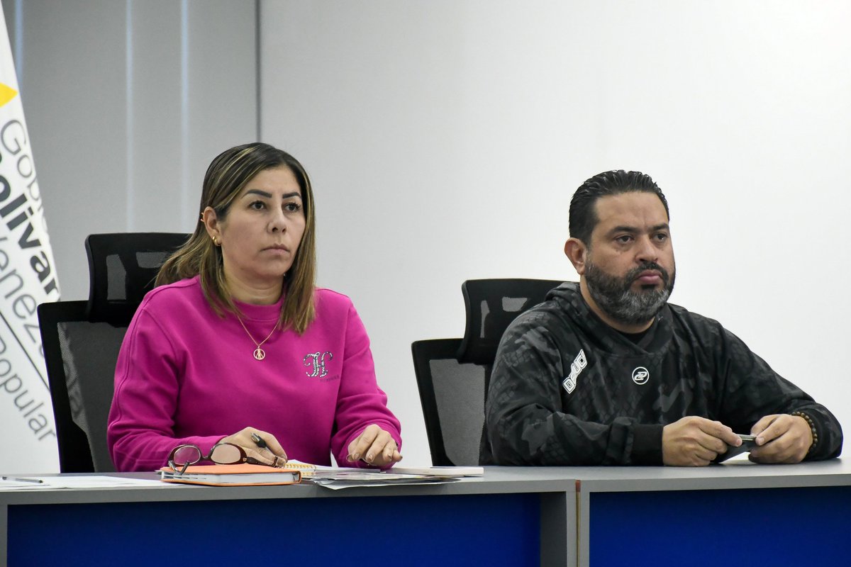 Siguiendo instrucciones del presidente @NicolasMaduro, sostuvimos videoconferencia de trabajo con la Gob. @Soykarinacarpio alcaldes, alcaldesas y representantes del @PartidoPSUV para avanzar y fortalecer la atención del 1X10 del Buen Gobierno en el estado Aragua.