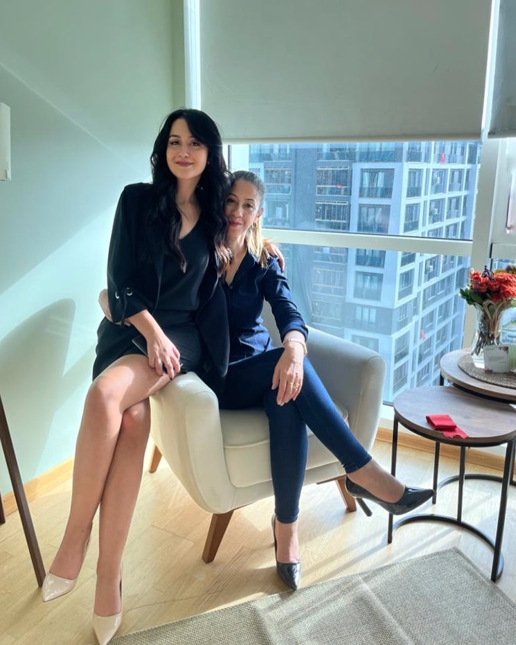 Her daim yanımda olan güçlü ve sevgi dolu annemle birlikte, bütün kadınların Dünya Kadınlar Gününü kutlarım! Hayatımızda bize ışık tutan, destek olan tüm kadınlara ve emeklerine selam olsun. #8MartDünyaKadınlarGünü 💪🌸