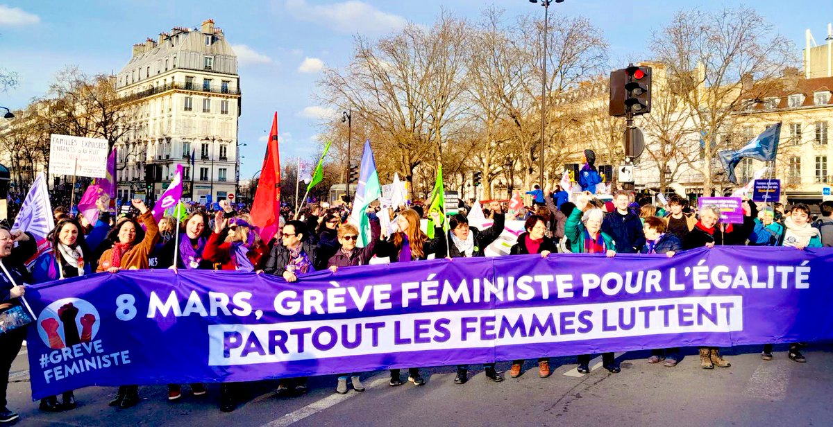 Paris - 8 mars - 100 000 PERSONNES ont manifesté jusqu’à la place de Bastille. Mobilisation historique de la #GreveFeministe . Cortèges massifs de la #CGT . Des milliers de collègues de l’Education du 93 étaient en grève. Les oreilles de @EmmanuelMacron et @NBelloubet saignent 💥