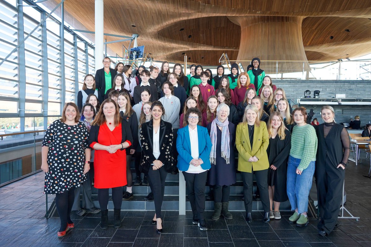 Diwrnod Rhyngwladol y Menywod Hapus! ♀️ 😍 Yr wythnos hon yn y Senedd, rhannodd myfyrwyr Caerdydd eu meddyliau a’u syniadau ag Aelodau ar sut y gall Cymru fod yn wlad fwy cynhwysol i bob menyw a merch – o bob rhan o'r gymdeithas! ✊✨