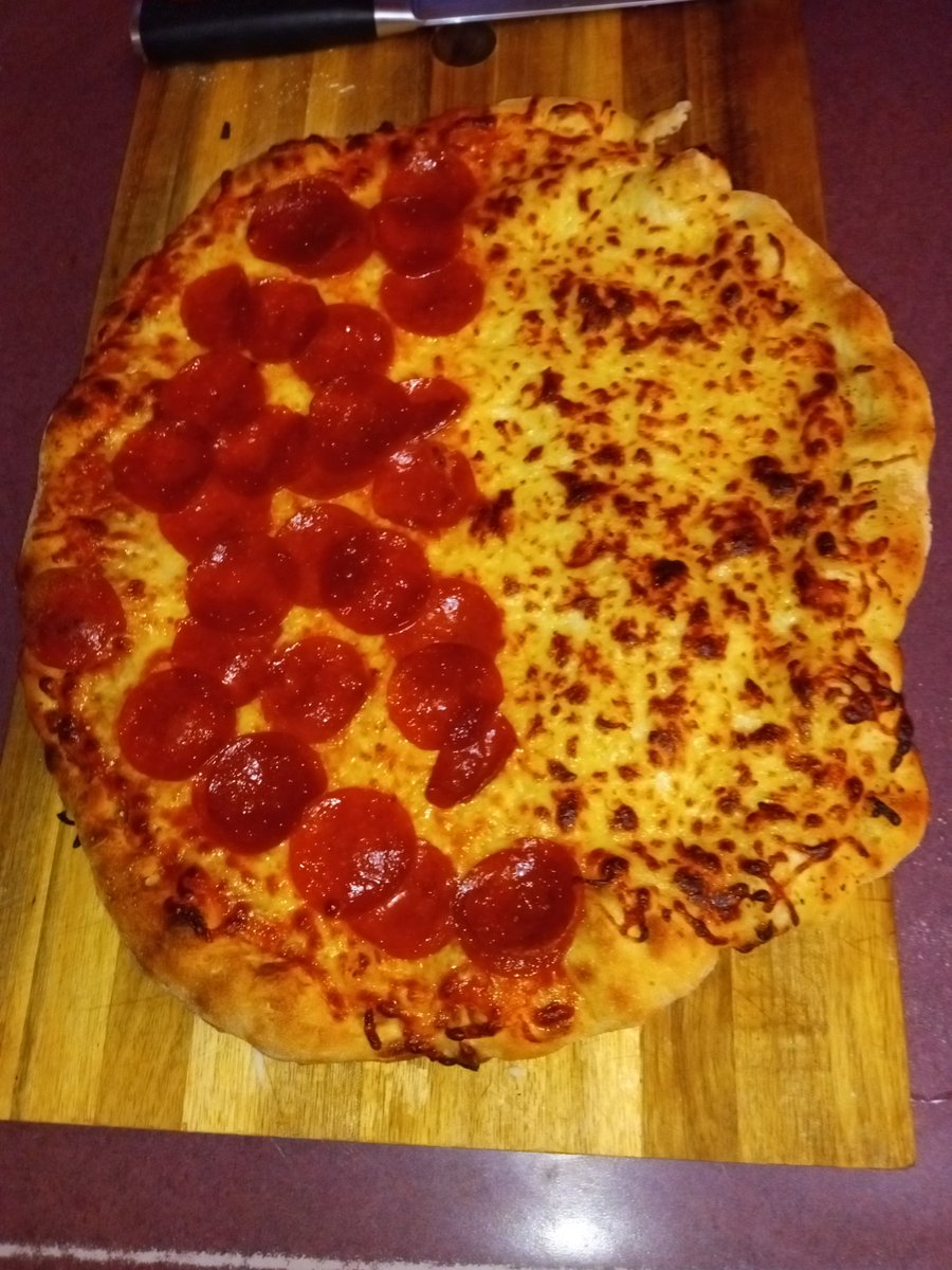 LocalmakerM's tweet photo. Thursday night pizza and four cheese bread sticks #zeeandzed #localbaker https://t.co/eSE4AlhG4A