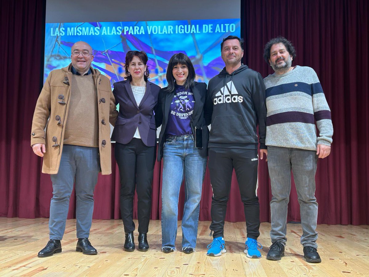“Se acabó”, es el #lema del acto del Colegio Diocesano de Cáceres para conmemorar el #8marzo2024, en el que se ha leído un #manifiesto. Alumnado y profesorado han trabajado la #Igualdad durante toda la semana. Beatriz Arjona, Directora General, los ha acompañado. #Extremadura8M
