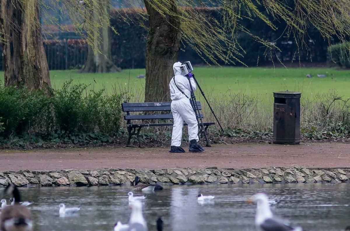 Teenager stabbed to death in Wolverhampton park is named as Harleigh Hepworth.

#AntiKnifeCrime #STOPKnifeCrime✔️ #KnifeCrime #ENDknifeCrime✔️ #STOPStabbingEachOther✔️
#AntiKnifeCrime✔️
#WeNeedSolutions✔️ #LoveConqueresHate💞

birminghammail.co.uk/black-country/…