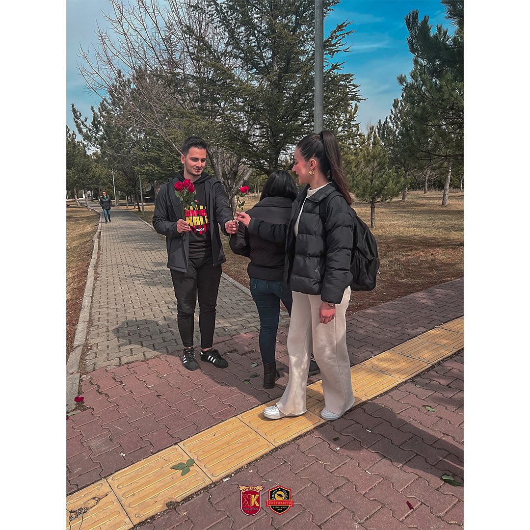 Erciyes Üniversitesinde 8 Mart Dünya Kadınlar Günü sebebiyle öğrenci arkadaşlarımıza gül dağıttık, unutmayalım ki dünyayı güzelleştiren ve yaşanılabilir kılan kadınlardır. #KampüslerinKalesi