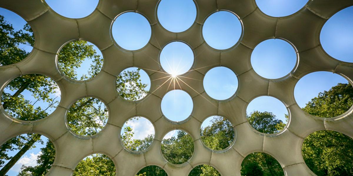 UNIDO's tweet image. The latest #UNIDO IAP piece delves into how green growth propelled by energy transition and frontier technologies creates opportunities for #DevelopingCountries.
💬 New trends in Special Economic Zones: Opportunities for developing countries
👉iap.unido.org/articles/new-t…