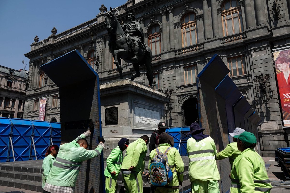 sopitas's tweet photo. ¡Alerta 8M! El Gobierno de la CDMX ya desplegó un fuerte dispositivo de seguridad; blindó edificios y monumentos con vallas metálicas horas antes de que las mujeres salgan a marchar por sus derechos. 

El gobierno "más feminista de la historia" tiene claras prioridades: preservar edificios antes de proteger a las 11 mujeres que asesinan cada día en el país, feminicidios que tienen una tasa de impunidad de 95%.